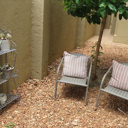 Beautiful Studio! Modern, Secure,Comfy Stay In Windhoek Golf Estate Екстер'єр фото