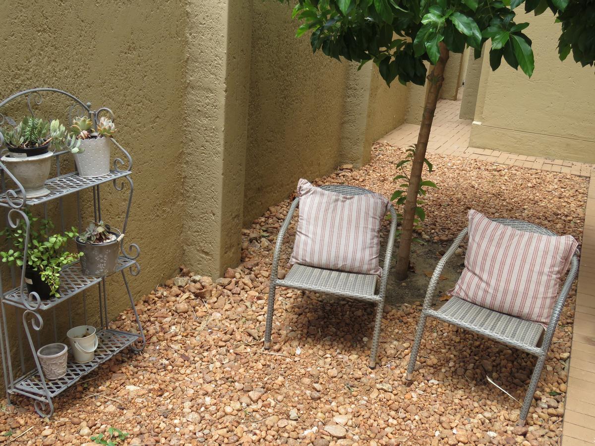 Beautiful Studio! Modern, Secure,Comfy Stay In Windhoek Golf Estate Екстер'єр фото